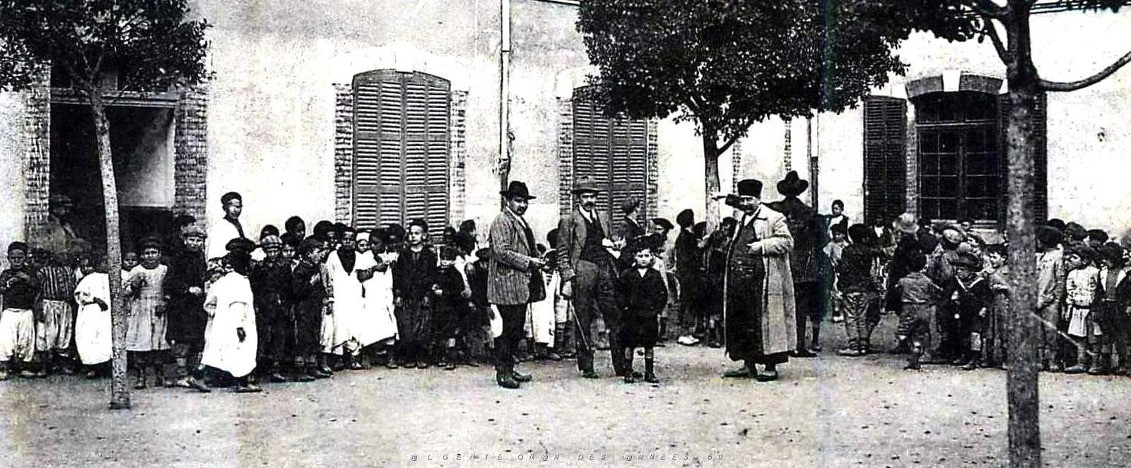 1942- Ain-Temouchent - Ecole de Garcons - La Recreation2.jpg